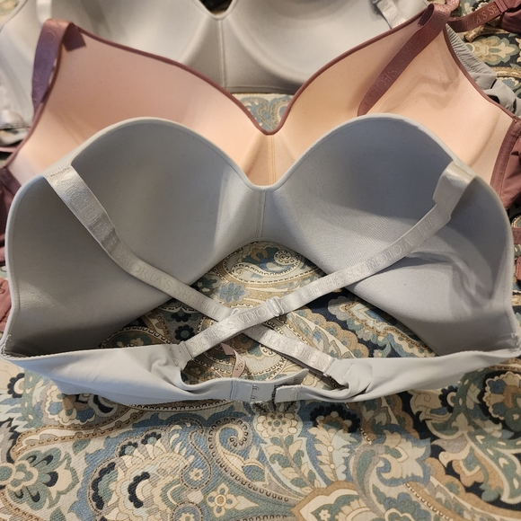 Like New! FOUR (4) Victoria's Secret THE T-SHIRT Lightly-Lined Wireless Bras - Picture 10 of 13